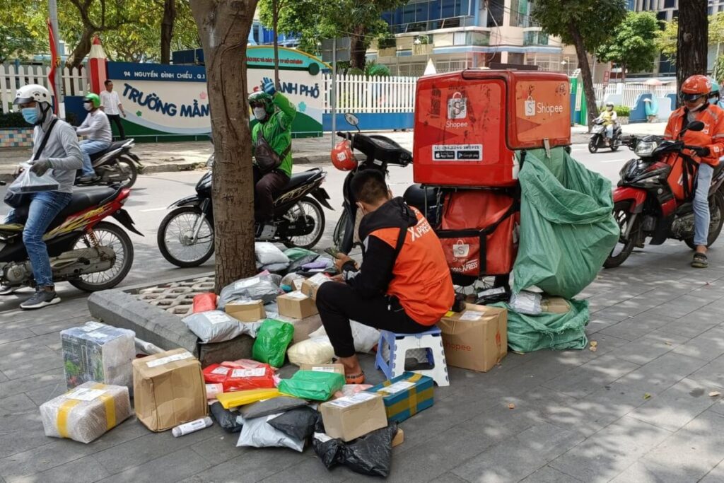 E-Commerce Boom Fuels Waste and Emissions