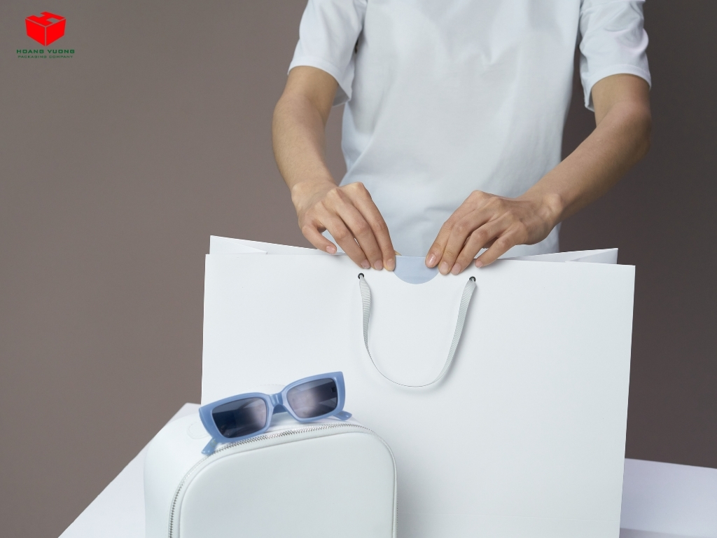 Paper Bags with Handles and Key Considerations When Choosing